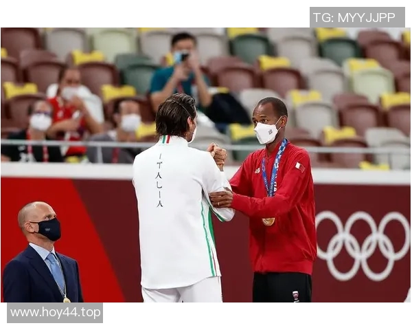 镜头捕捉:五大联赛赛场小动作引发热议 镜头捕捉:五大联赛赛场小动作引发热议